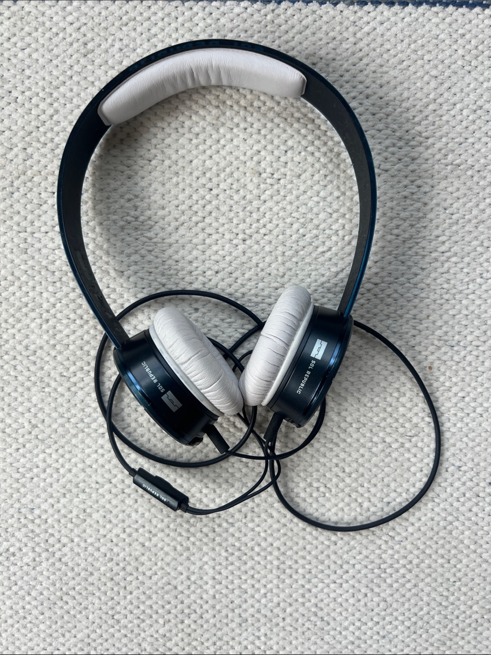 Sol Republic-Ear Headphones with White Cushions